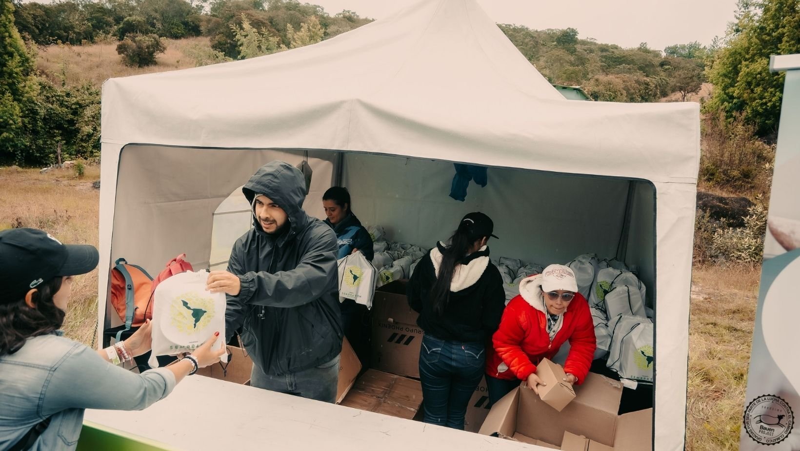 Voluntarios de Concentrix participando en una jornada de siembra masiva de árboles en el Páramo de Sumapaz