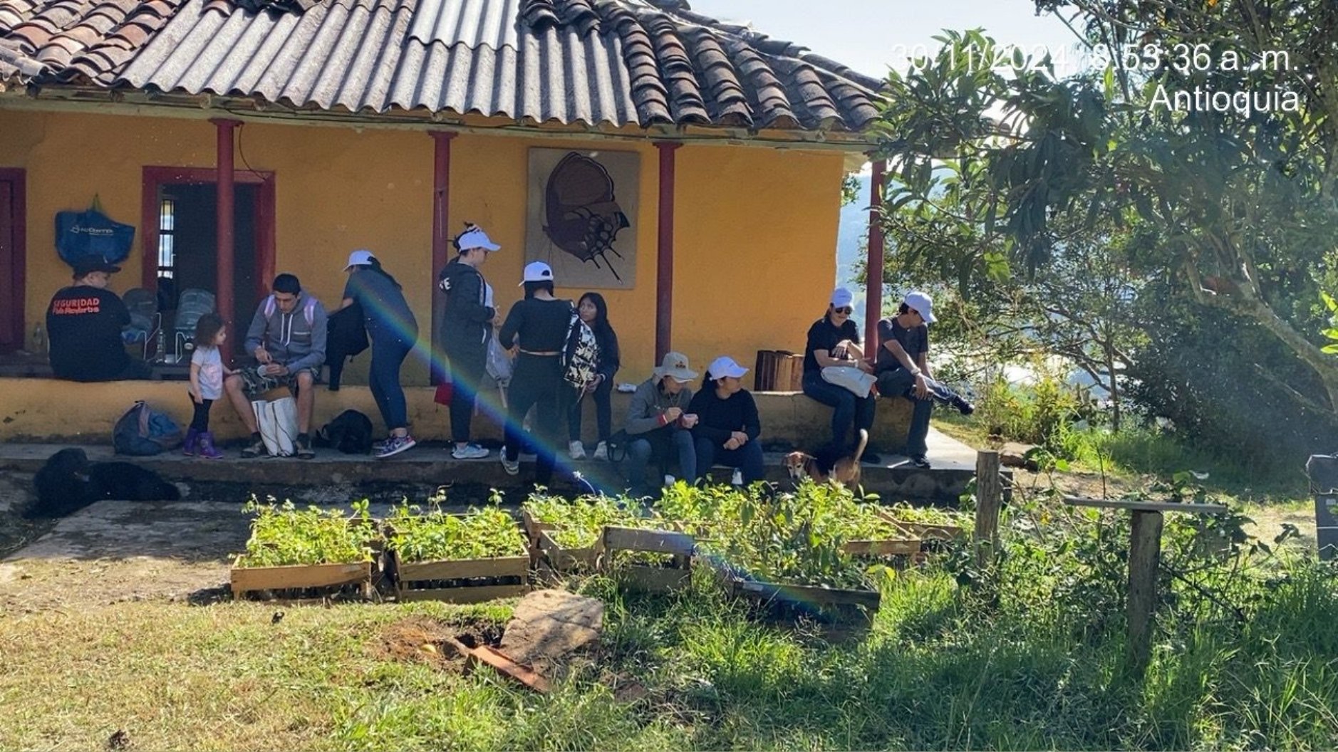 Guía ambiental de Bauen Project realizando un taller de Apropiación Social del Conocimiento con voluntarios